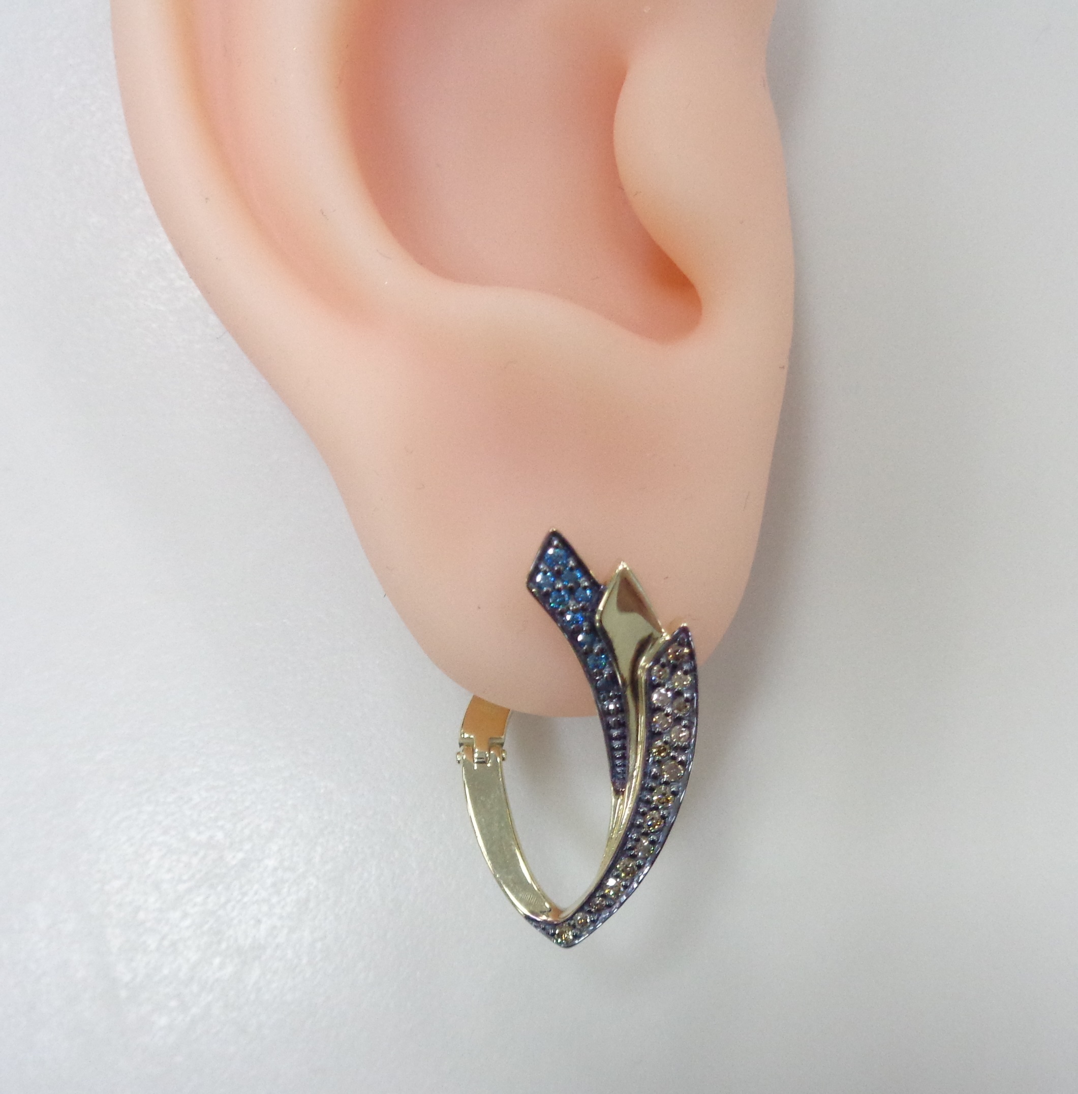 Серьги из желтого золота с цветными бриллиантами